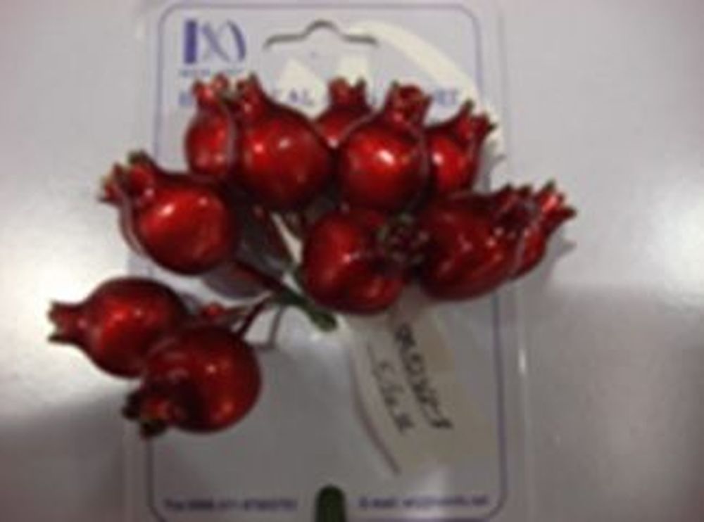 Изображение товара Хвойная ветка с ягодами ПВХ 18 см в ассортименте