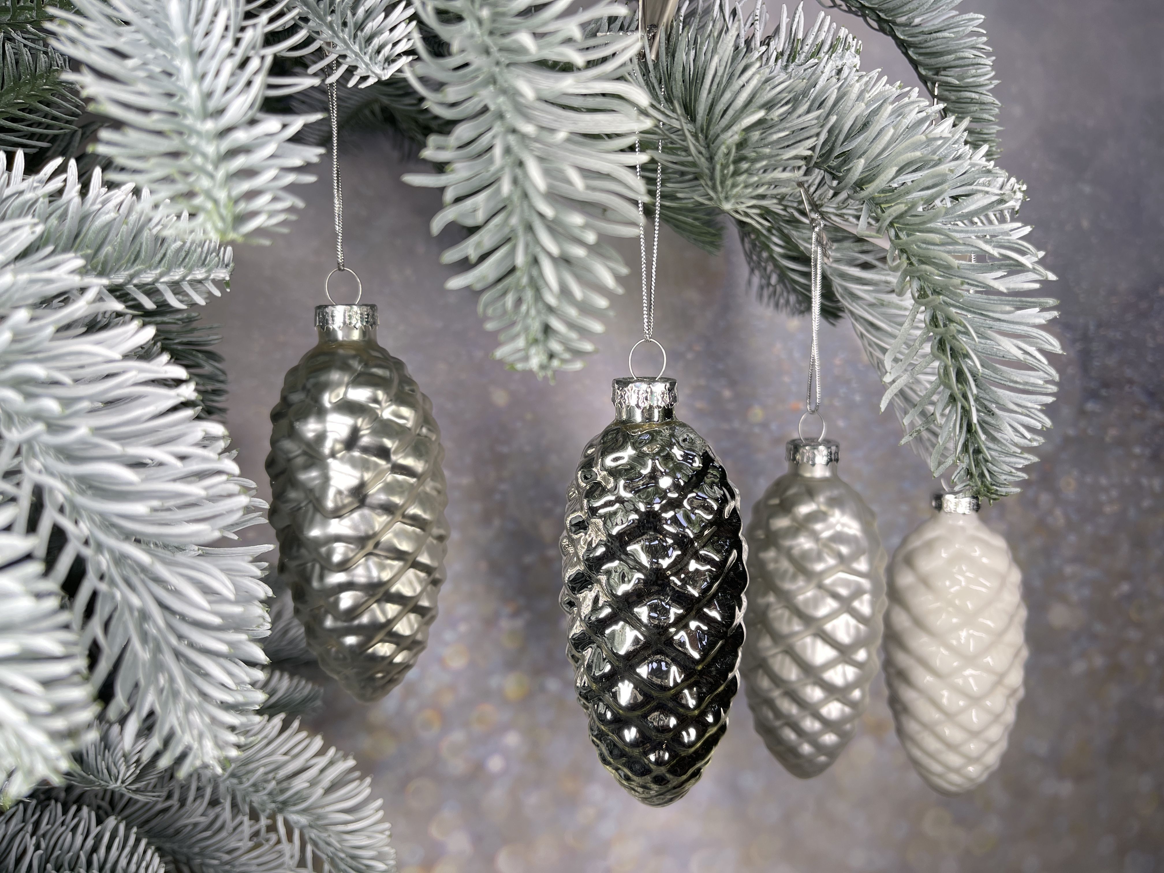 Изображение товара Новогодний стеклянный шар Шишка белая серебро 10*5 см 4 вида