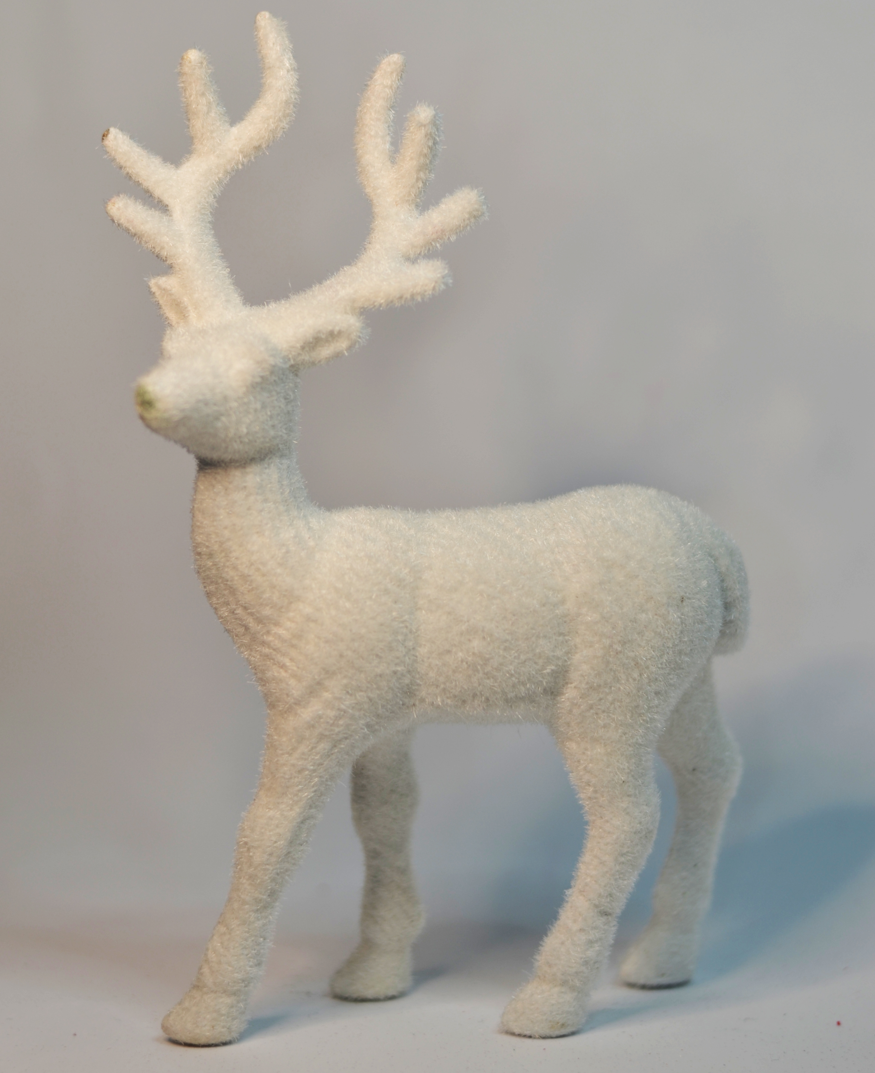 Изображение товара Декор Олень велюр белый 21 см