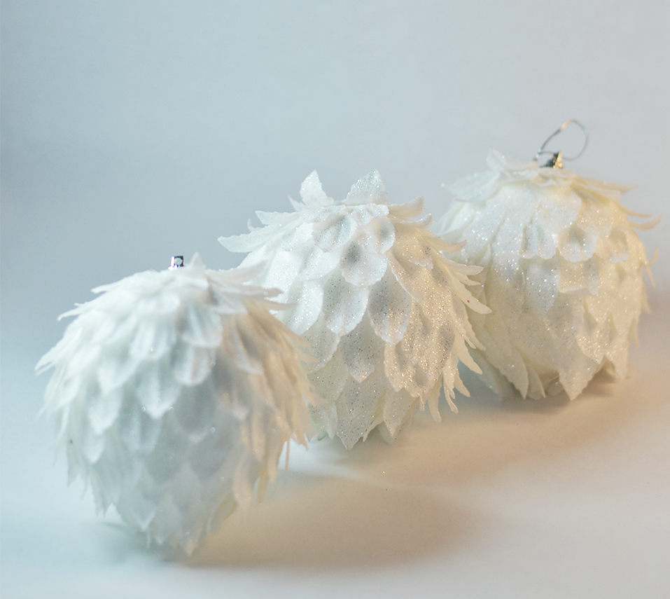 Изображение товара Набор белых шаров 12 см для новогоднего декора