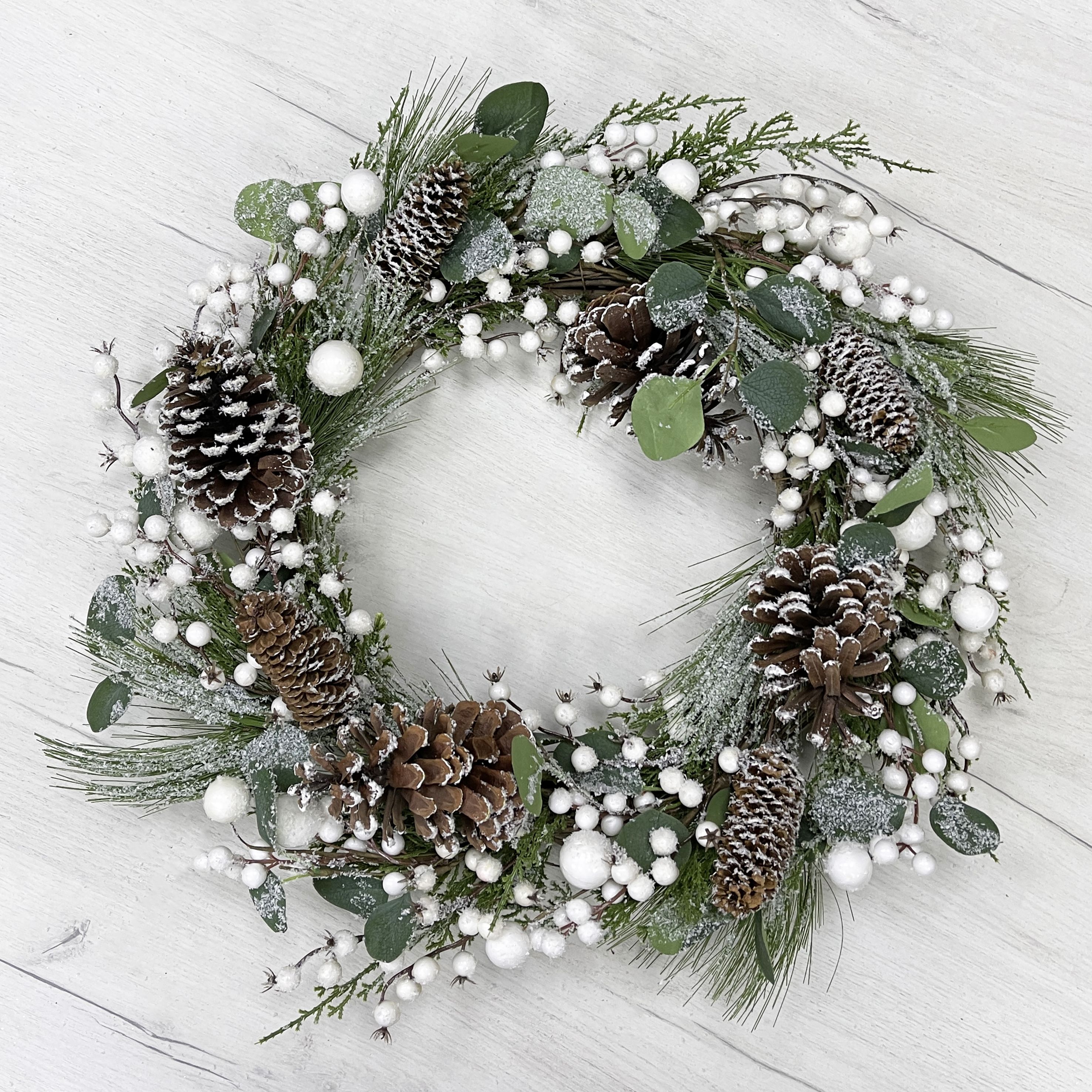 Изображение товара ВЕНОК ЕЛОВЫЙ С БЕЛЫМИ ЯГОДАМИ И ШИШКАМИ Ø55 СМ ЗАСНЕЖЕННЫЙ