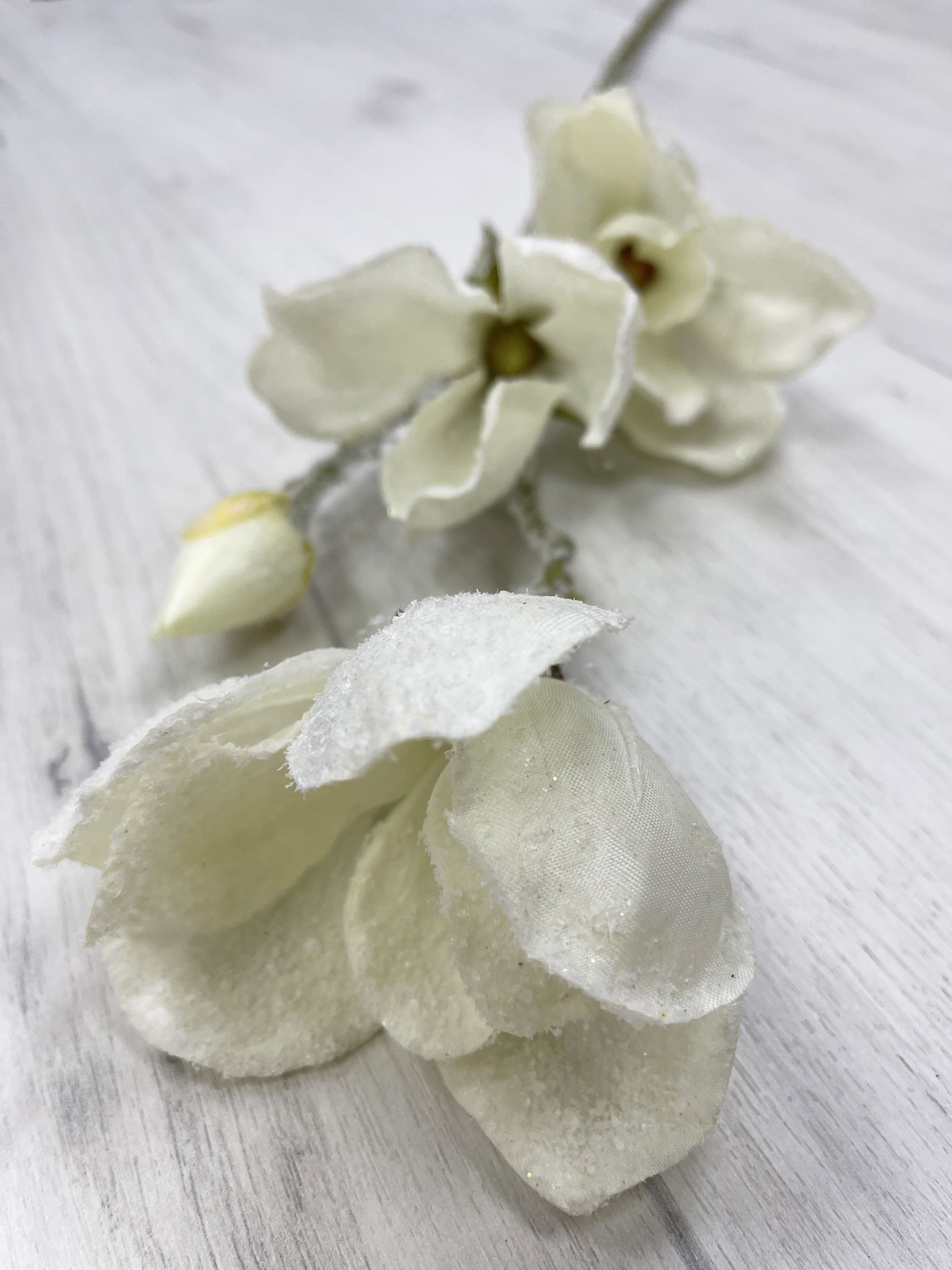 Изображение товара Декоративная ветка магнолии белая 85 см заснеженная для украшения интерьера