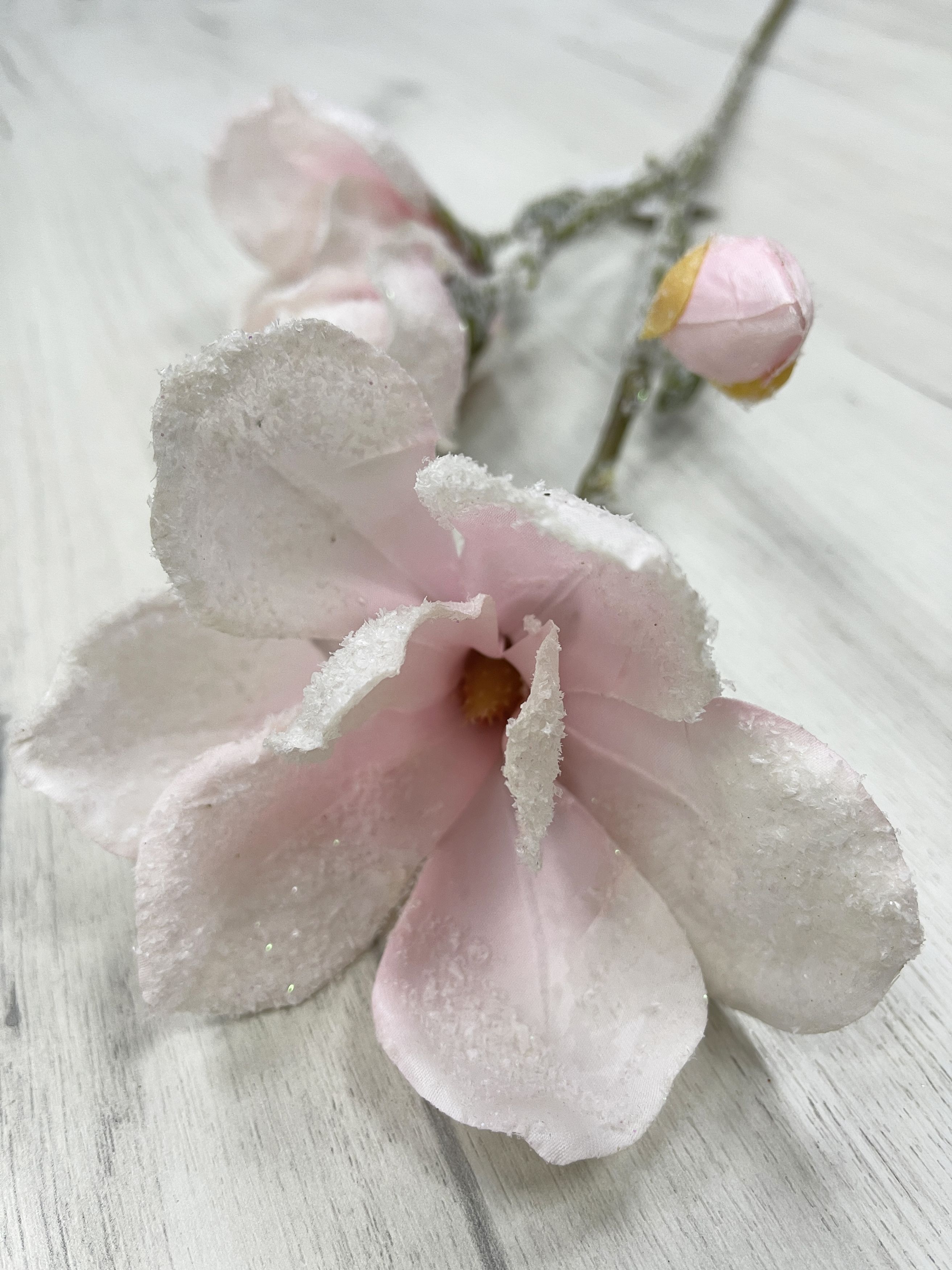 Изображение товара Декоративная ветка магнолии светло-розовая 85 см заснеженная для украшения интерьера