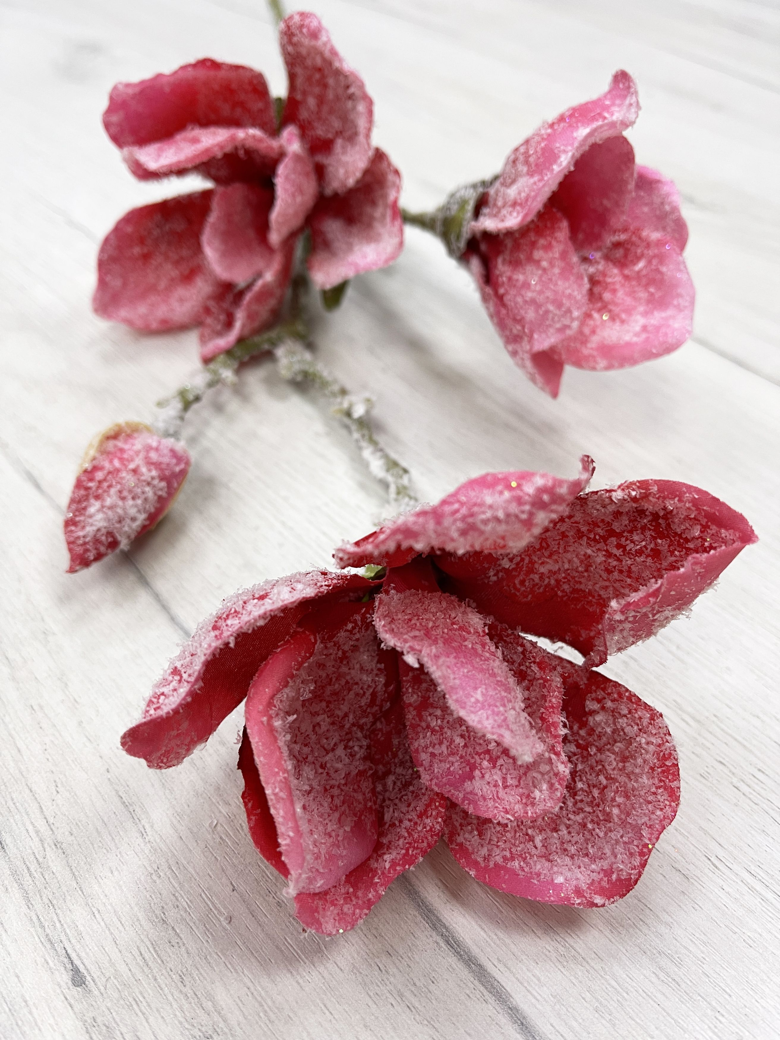 Изображение товара Декоративная ветка магнолии ярко-розовая 85 см для украшения интерьера