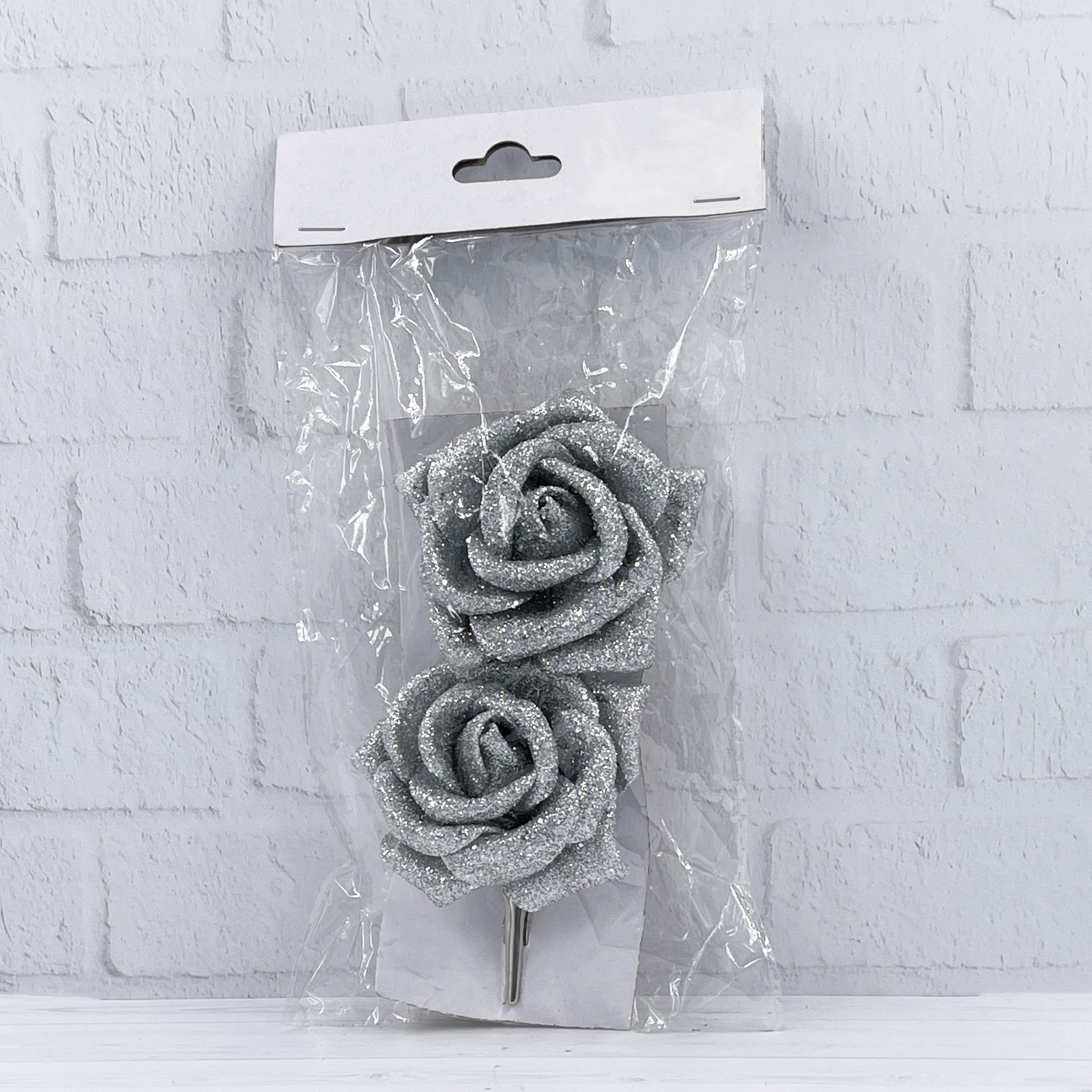 Изображение товара НАБОР ЦВЕТОВ РОЗА В БЛЕСТКАХ НА КЛИПСЕ 2 ШТ. СЕРЕБРО 8 СМ ПОЛИЭСТЕР