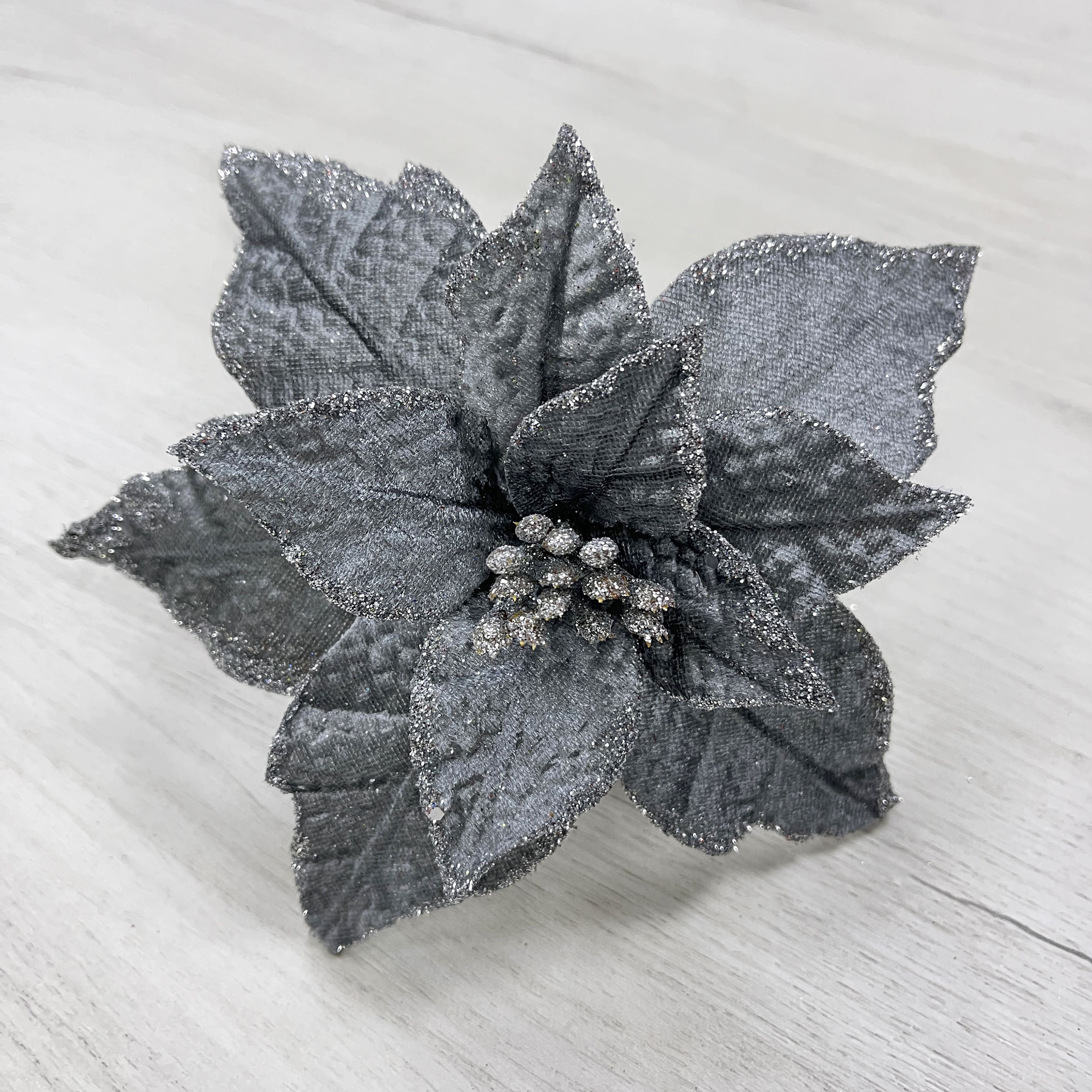 Изображение товара Цветок пуансеттия серебро 20 см на клипсе из полиэстера