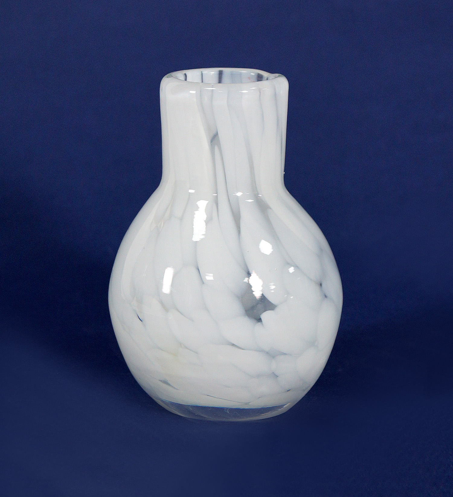 Изображение товара Белая ваза Онтарио-3 из гутной работы, ручная отделка, элегантный дизайн