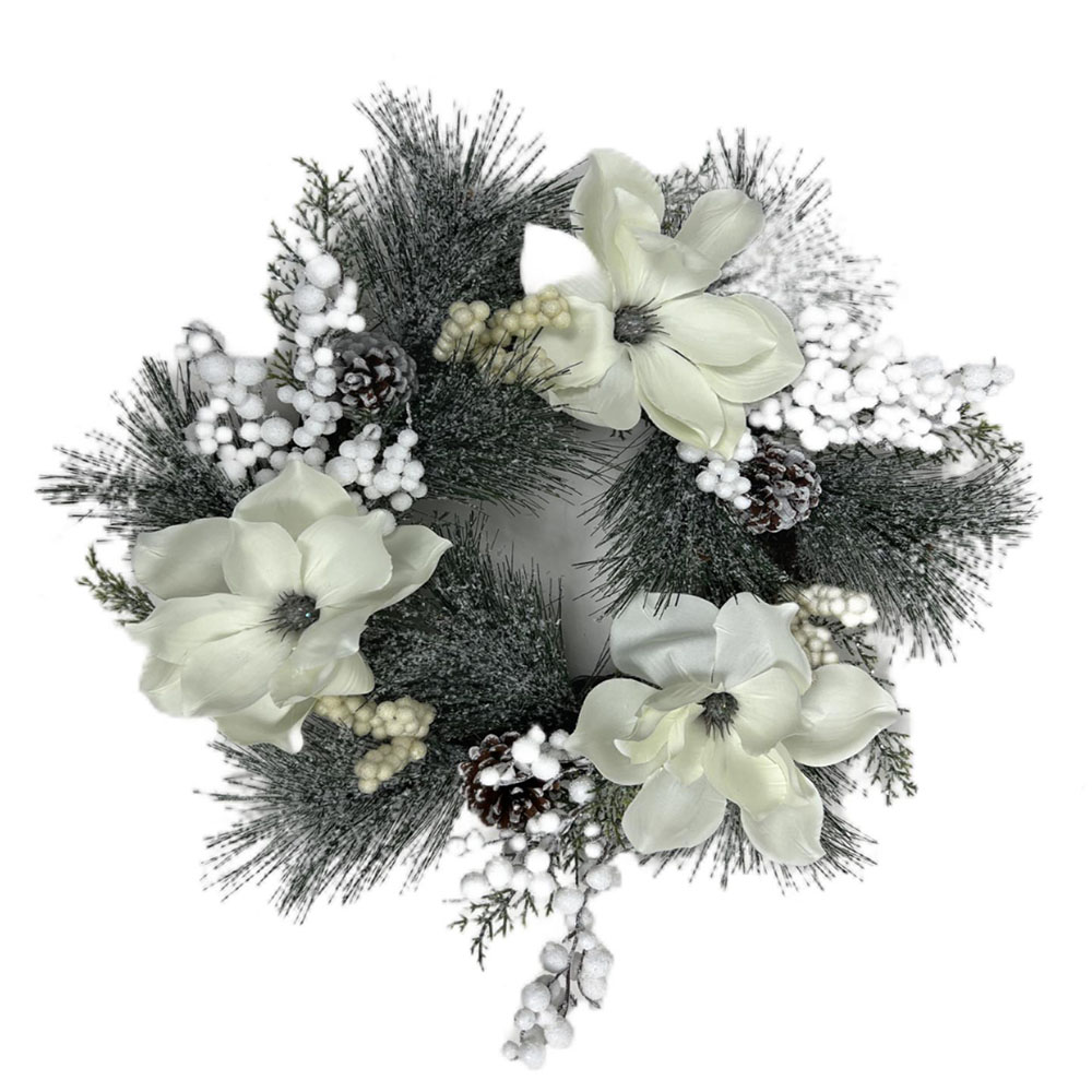Изображение товара Новогодний декоративный венок с белой магнолией и ягодами 45х45х12 см