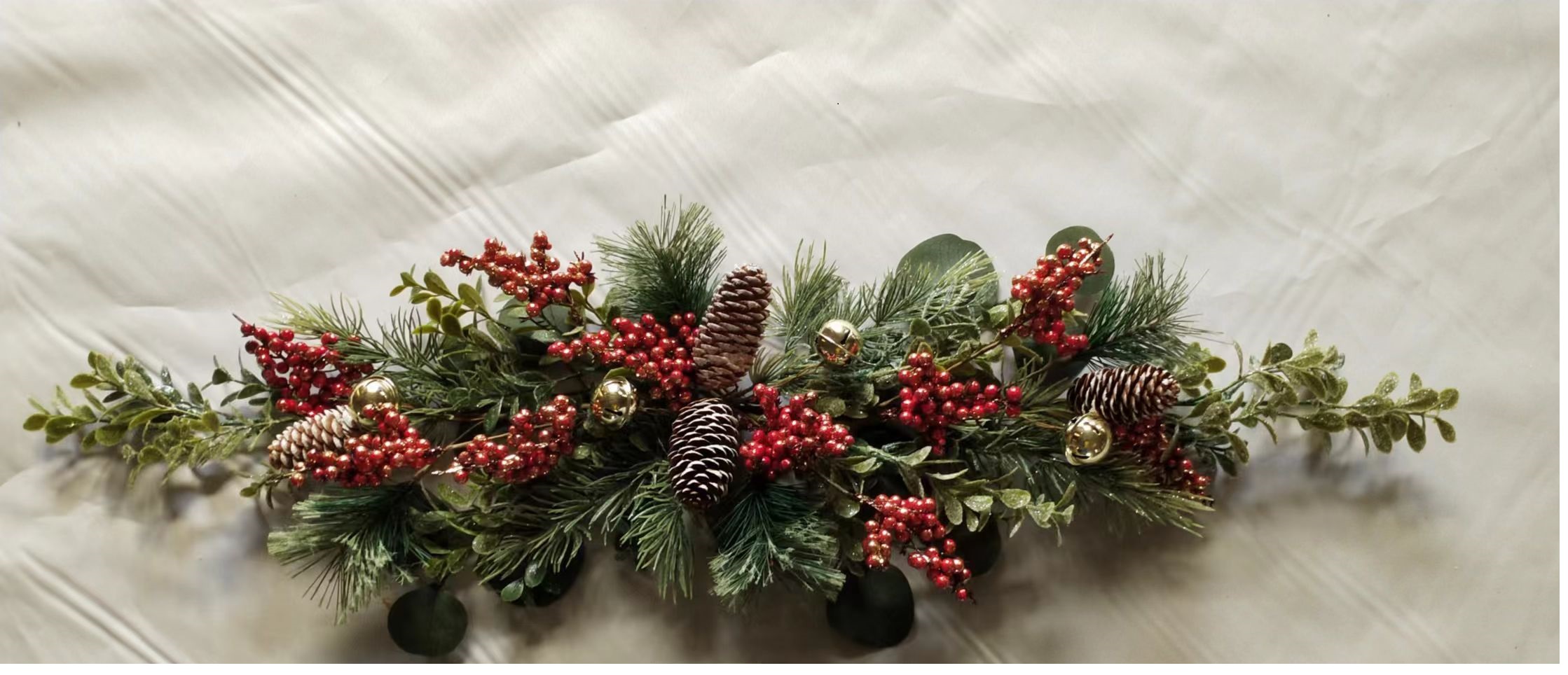 Изображение товара Хвойная гирлянда с шишками, листьями и ягодами, 74 см