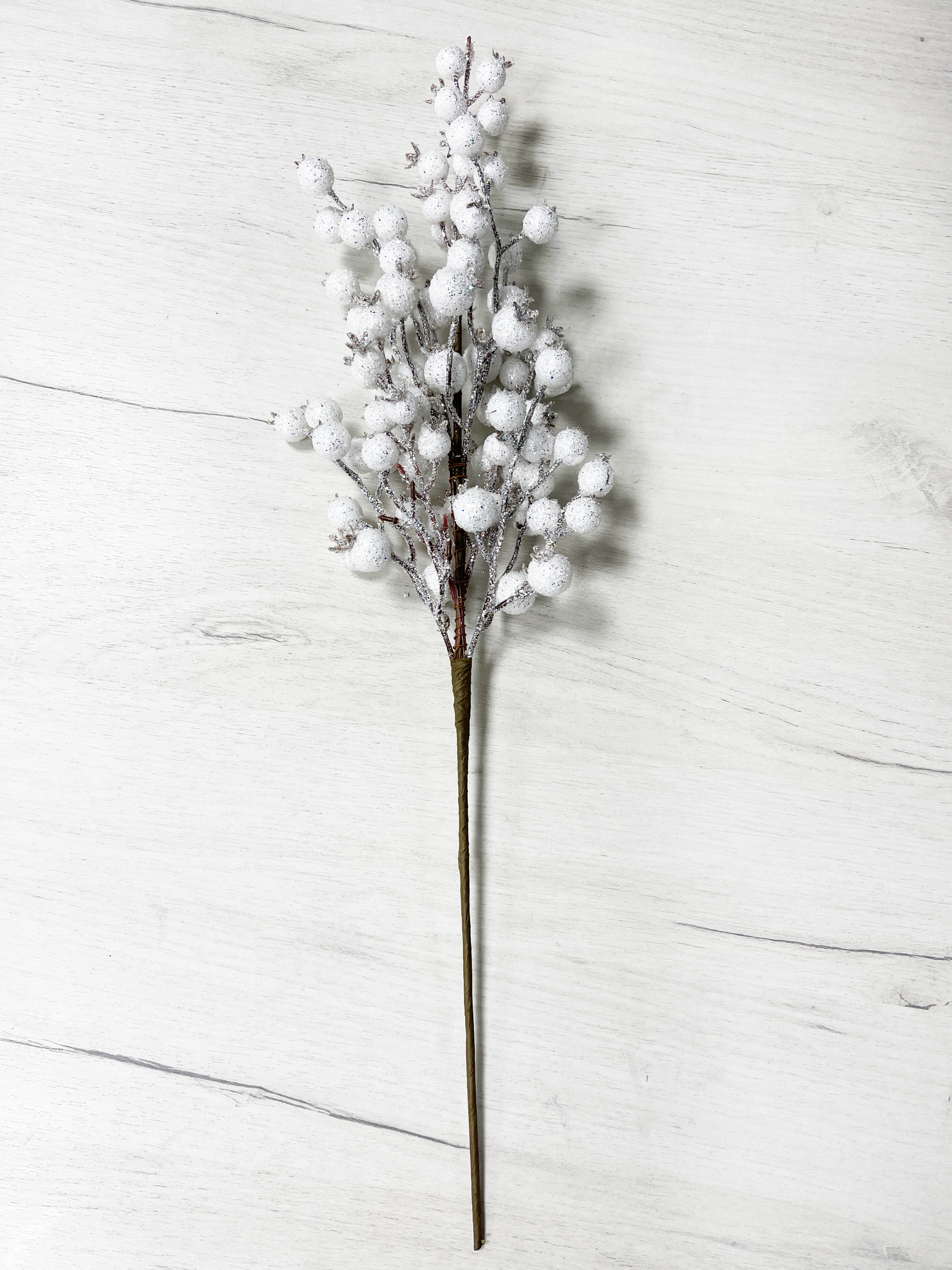 Изображение товара Ветка из белых ягод 55 см в блестках