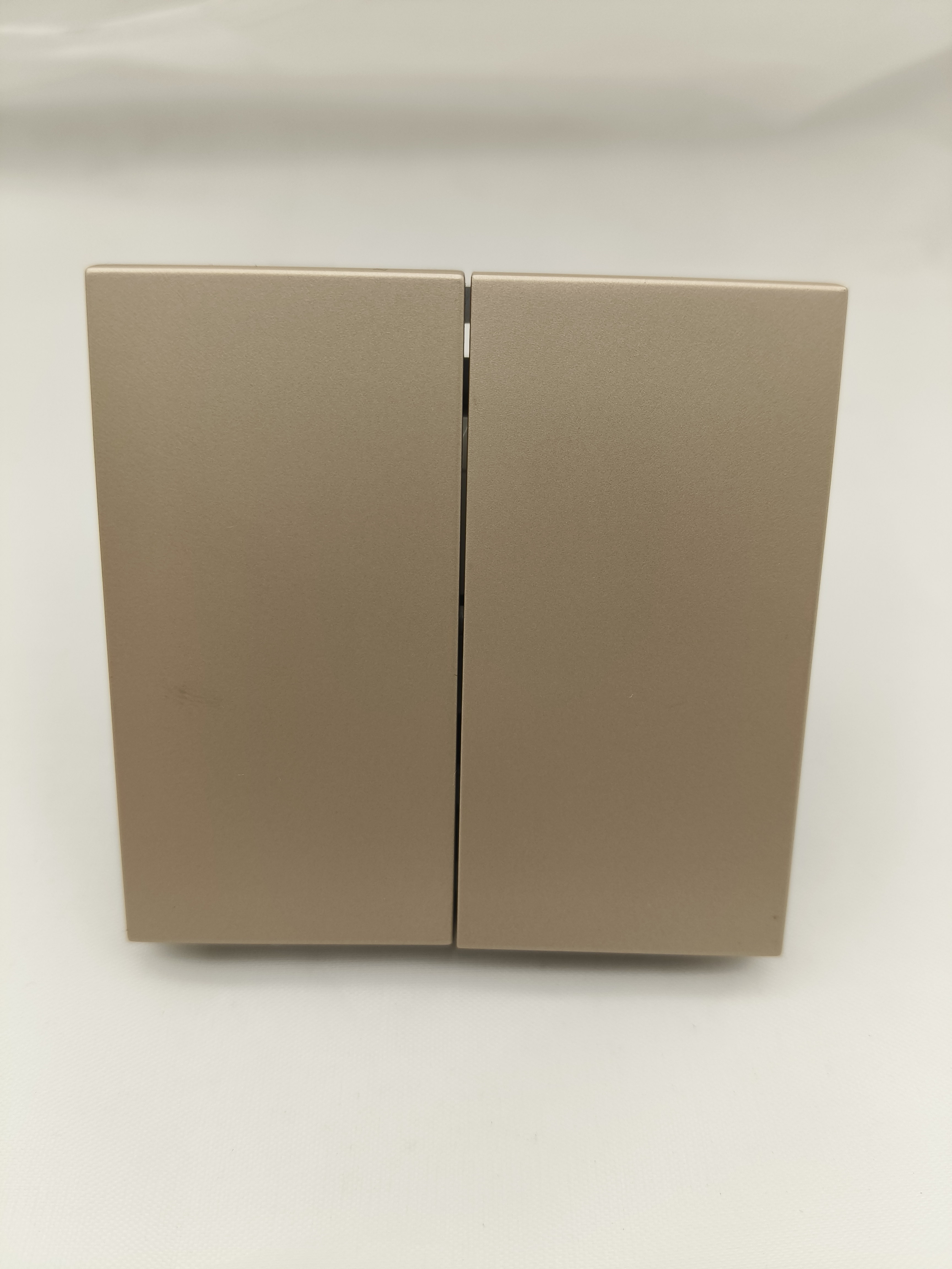 Изображение товара Выключатель 2-клавишный ALTECH Encore шампань с надежной фиксацией