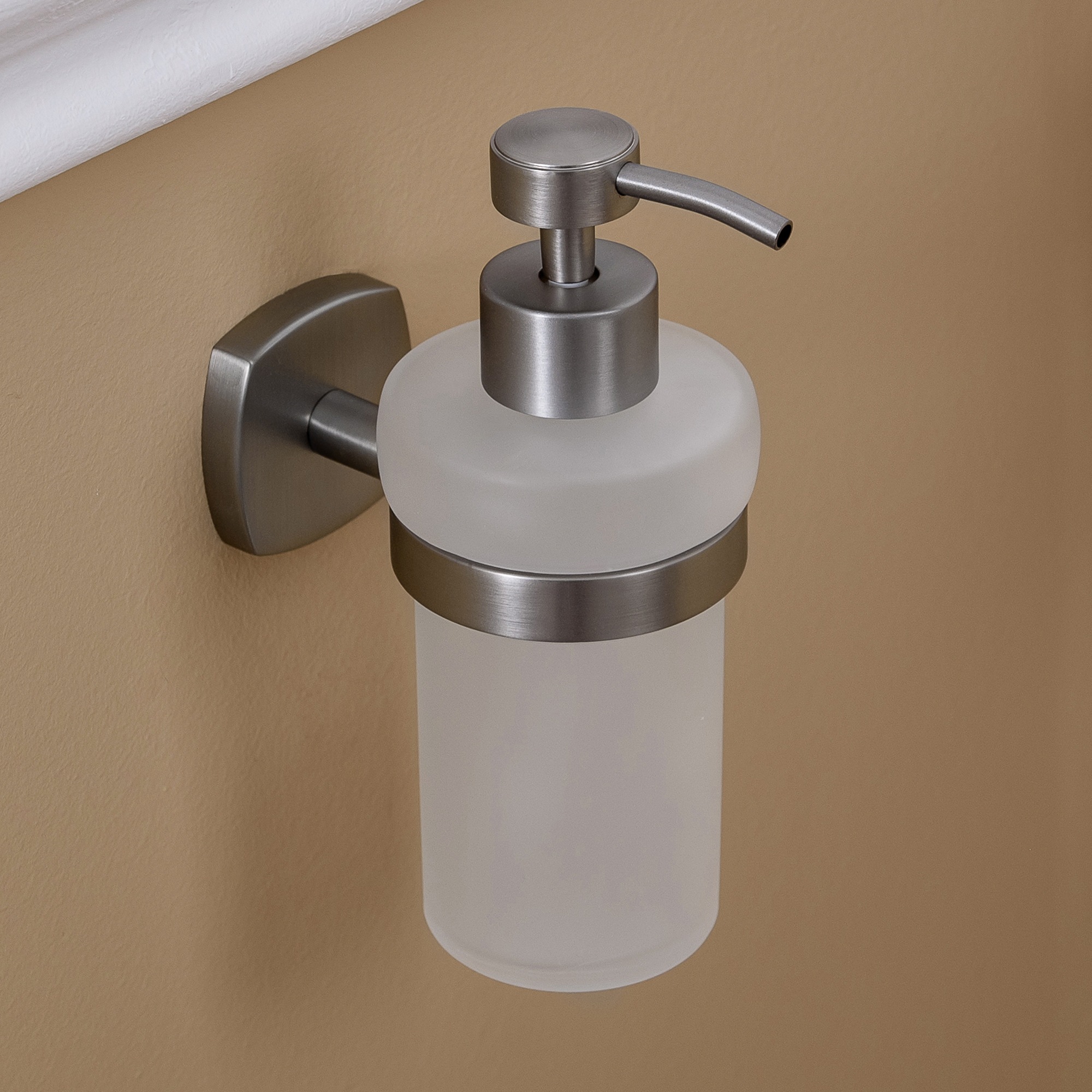 Изображение товара Дозатор для жидкого мыла настенный Wess Istad матовый металл 1 шт