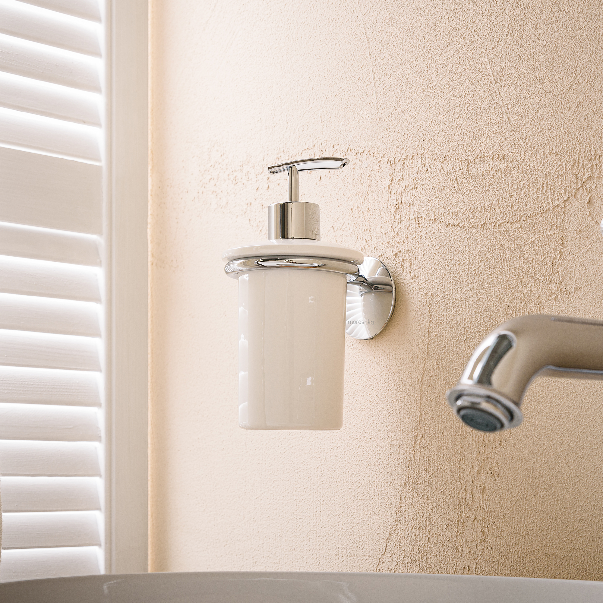 Изображение товара Настенный дозатор для жидкого мыла Moroshka Lirio белый 1 шт