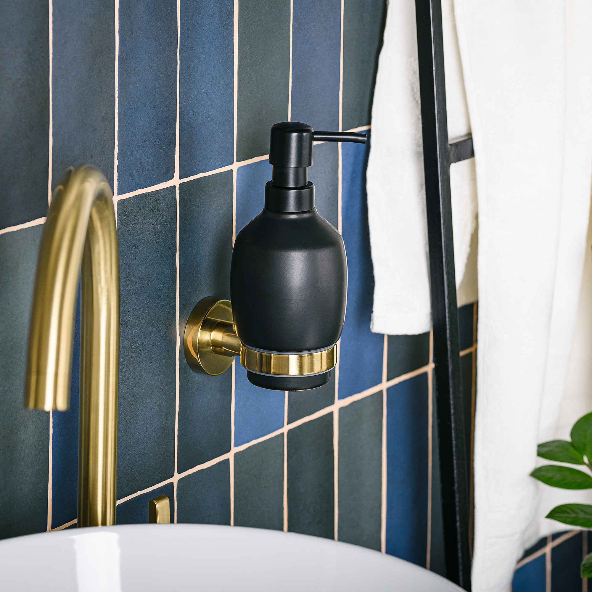 Изображение товара Дозатор для жидкого мыла настенный Moroshka Oro Nero черный