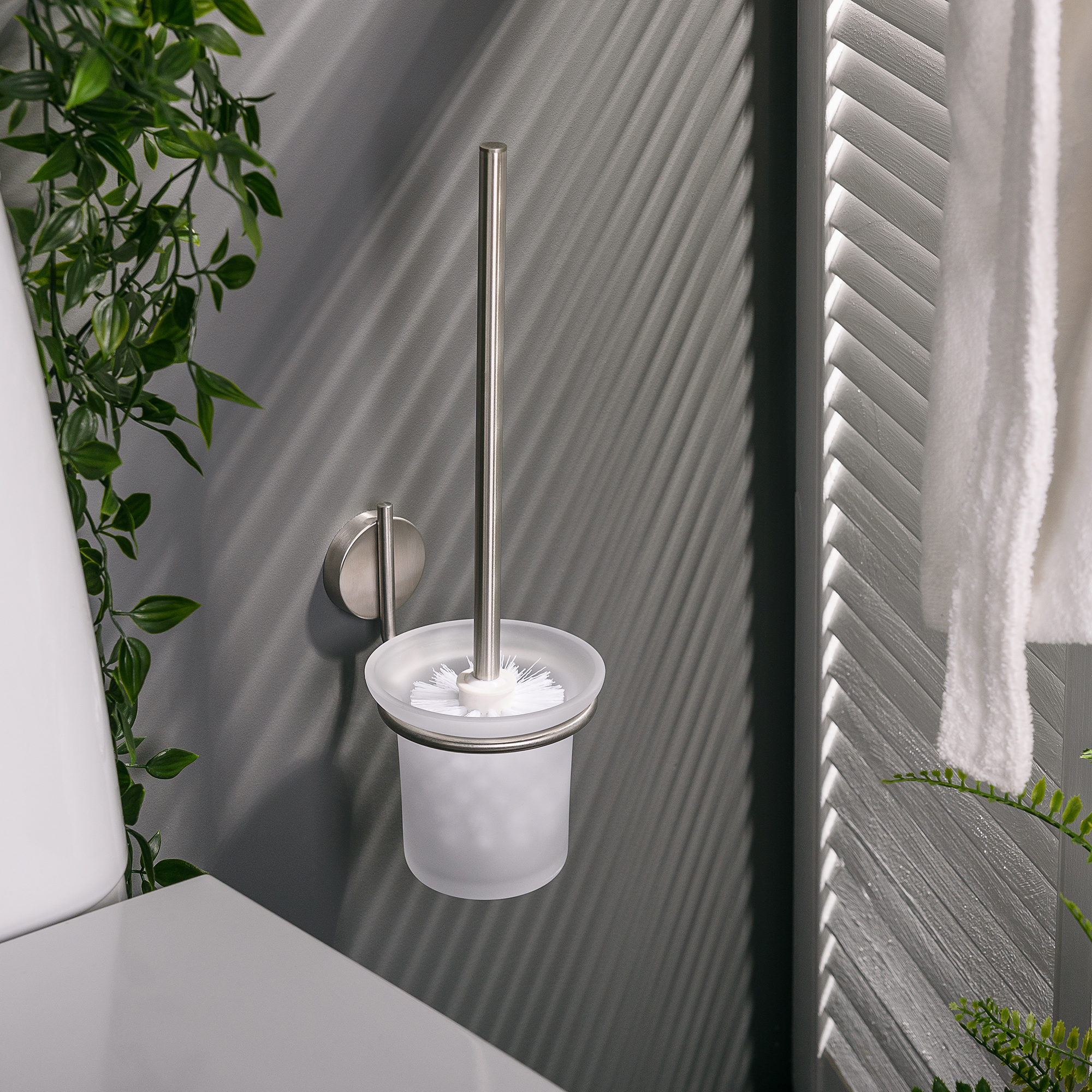 Изображение товара Настенный ершик Verran Inox хромовый 1 шт стильный и долговечный