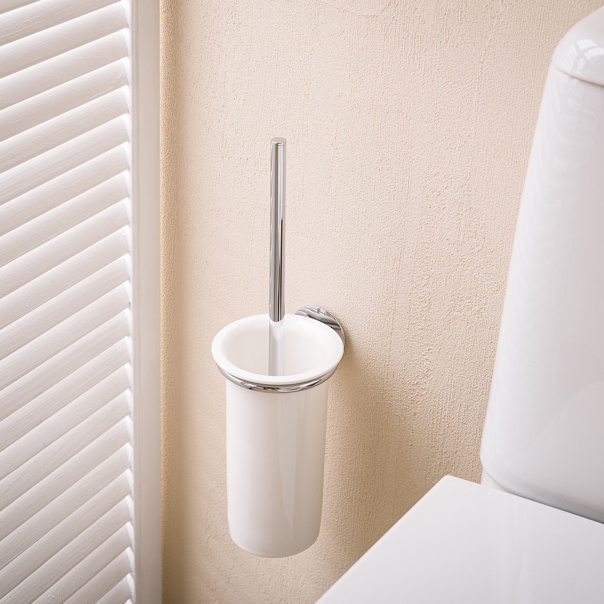 Изображение товара Настенный ершик Moroshka Lirio белый из керамики для ванной комнаты