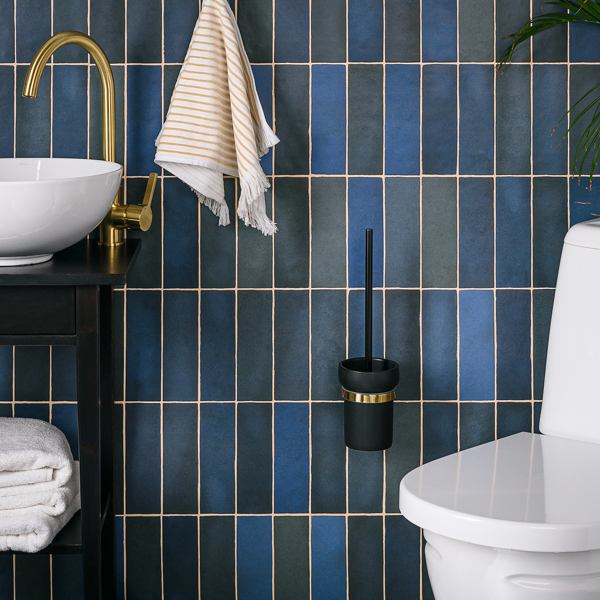 Изображение товара Настенный ершик Moroshka Oro Nero черный 1 шт, металл, стильный дизайн