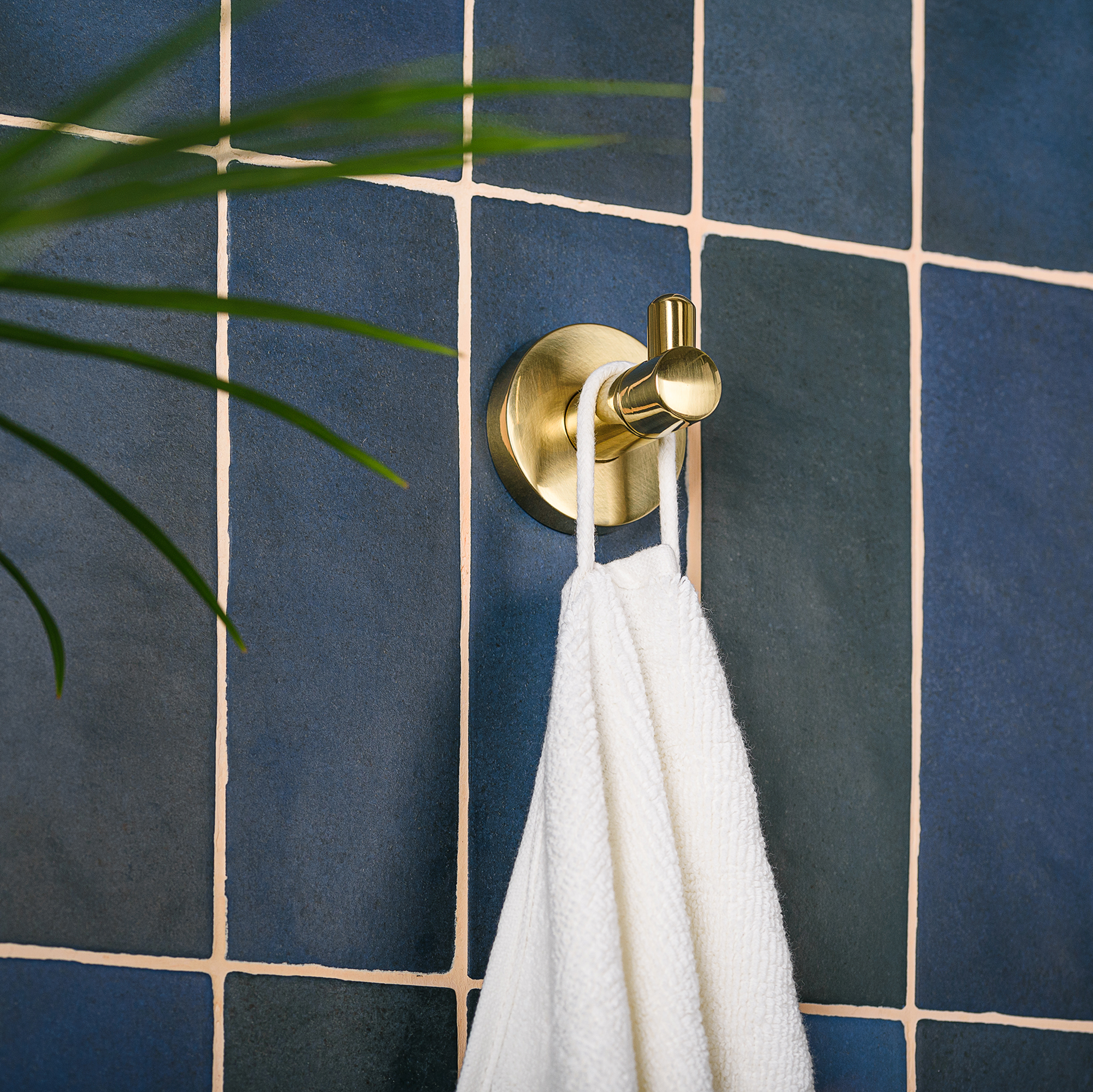 Изображение товара Крючок одинарный Oro Nero MOROSHKA для ванной 120 мм фигурный