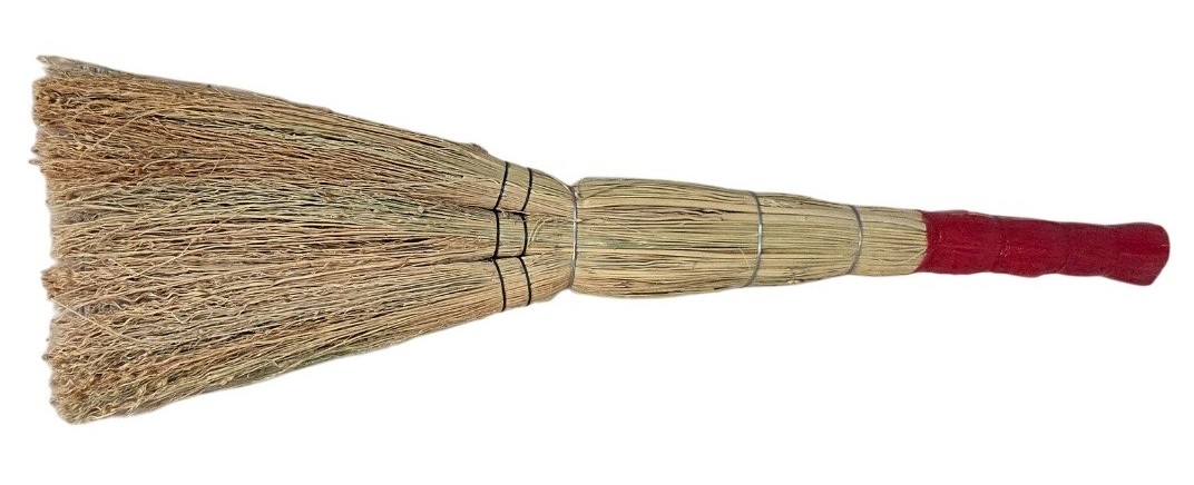 Изображение товара Веник трехлучевой малый с термо рукавом из сорго коричневый