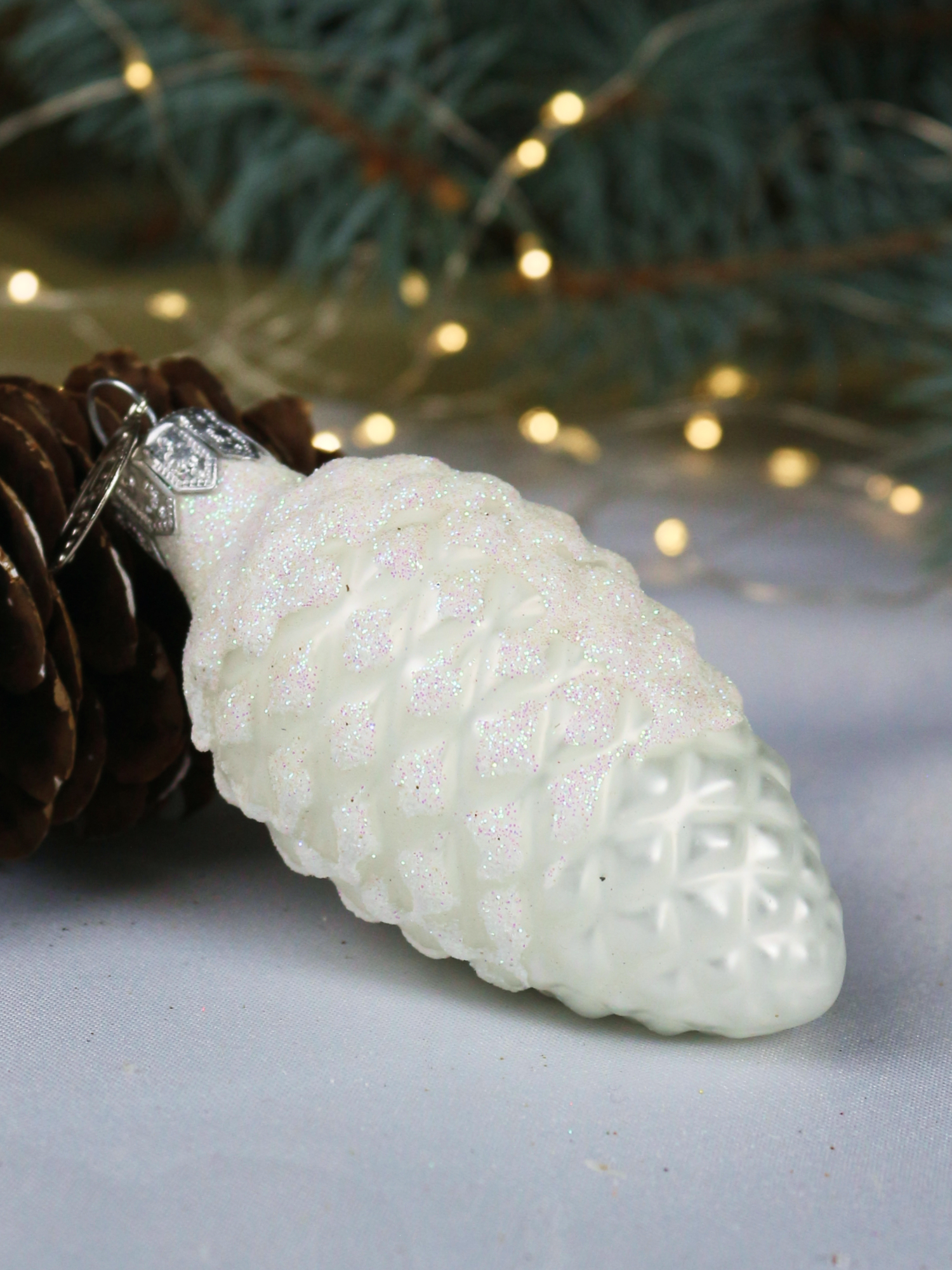 Изображение товара Ёлочное украшение "Шишка в снегу, белая", в подарочной упаковке, h-9 см