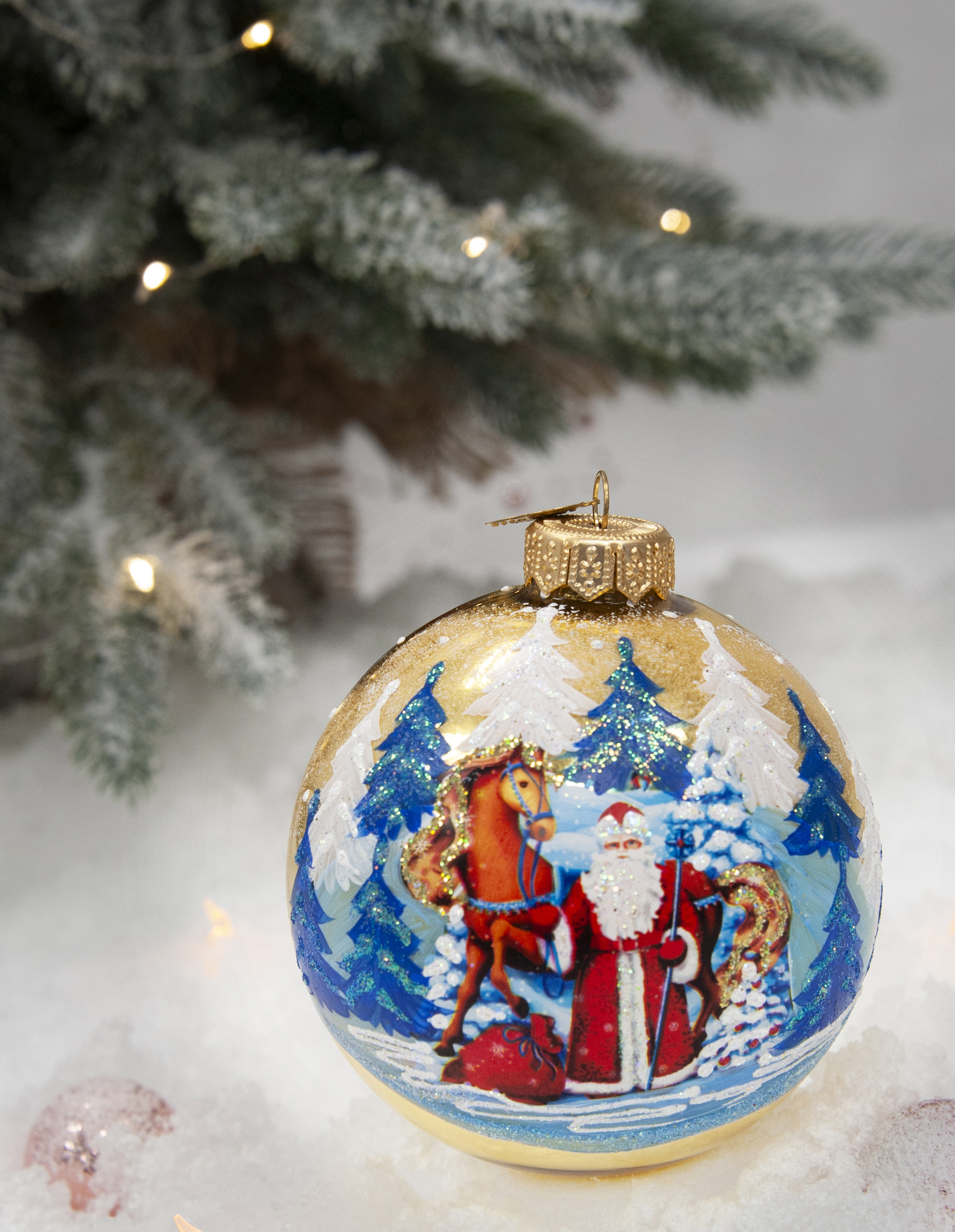 Изображение товара Шар "Дед Мороз и лошадка", 100 мм., в подарочной упаковке