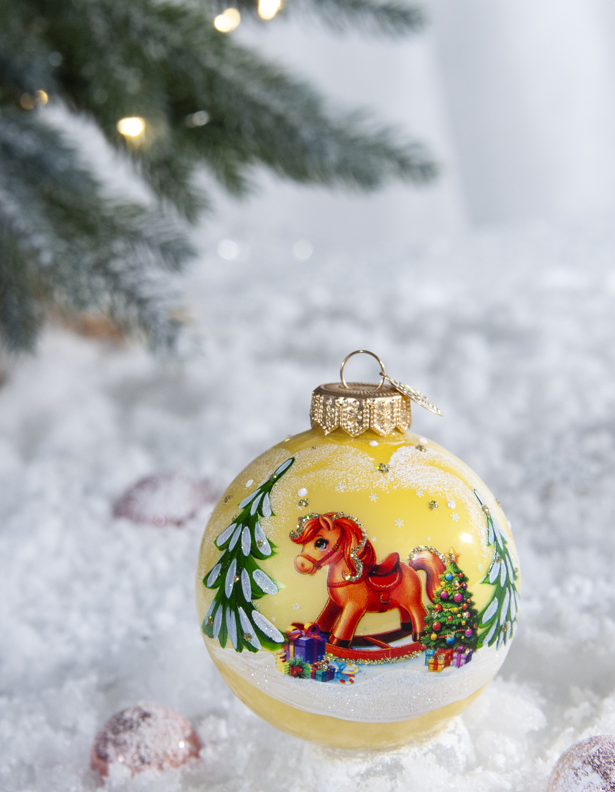 Изображение товара Шар "Лошадка качалка", 80 мм., в подарочной упаковке